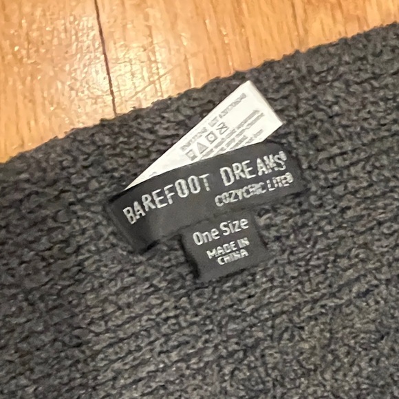 Barefoot Dreams CozyChic Lite Travel Shawl O/S Charcoal - Picture 7 of 8